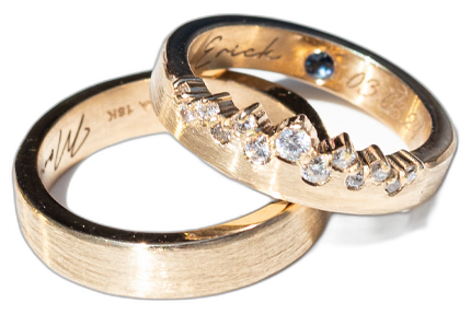 Par de alianzas Icona en oro 18k, una satinada y otra con diamantes