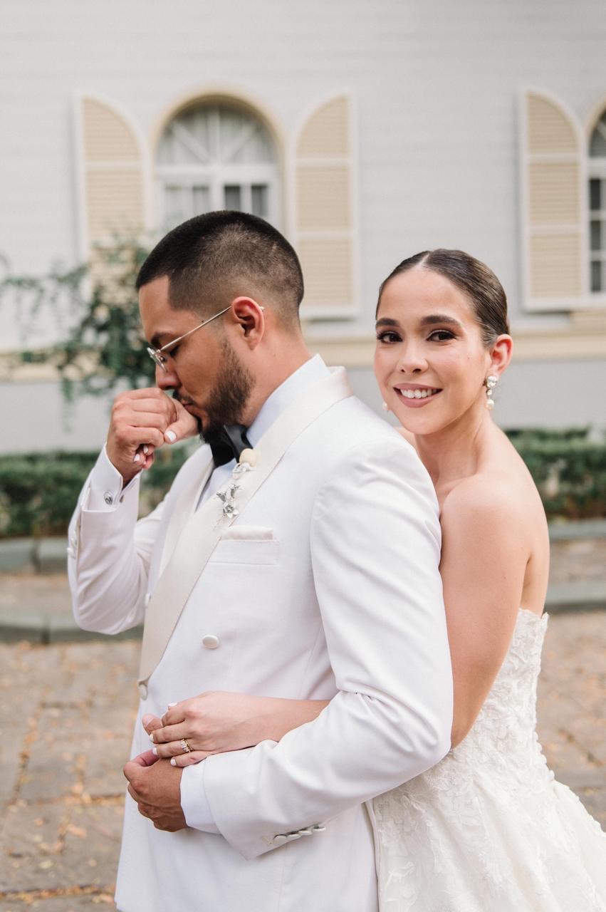 Novia con aretes Icona el día de su boda