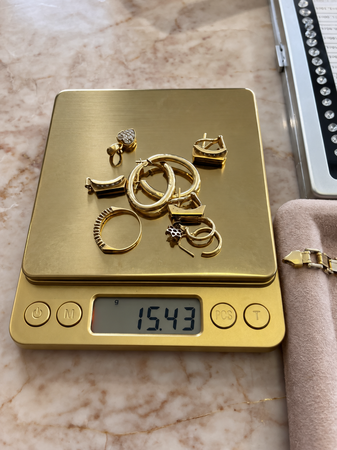 Joyas de oro pesadas en balanza