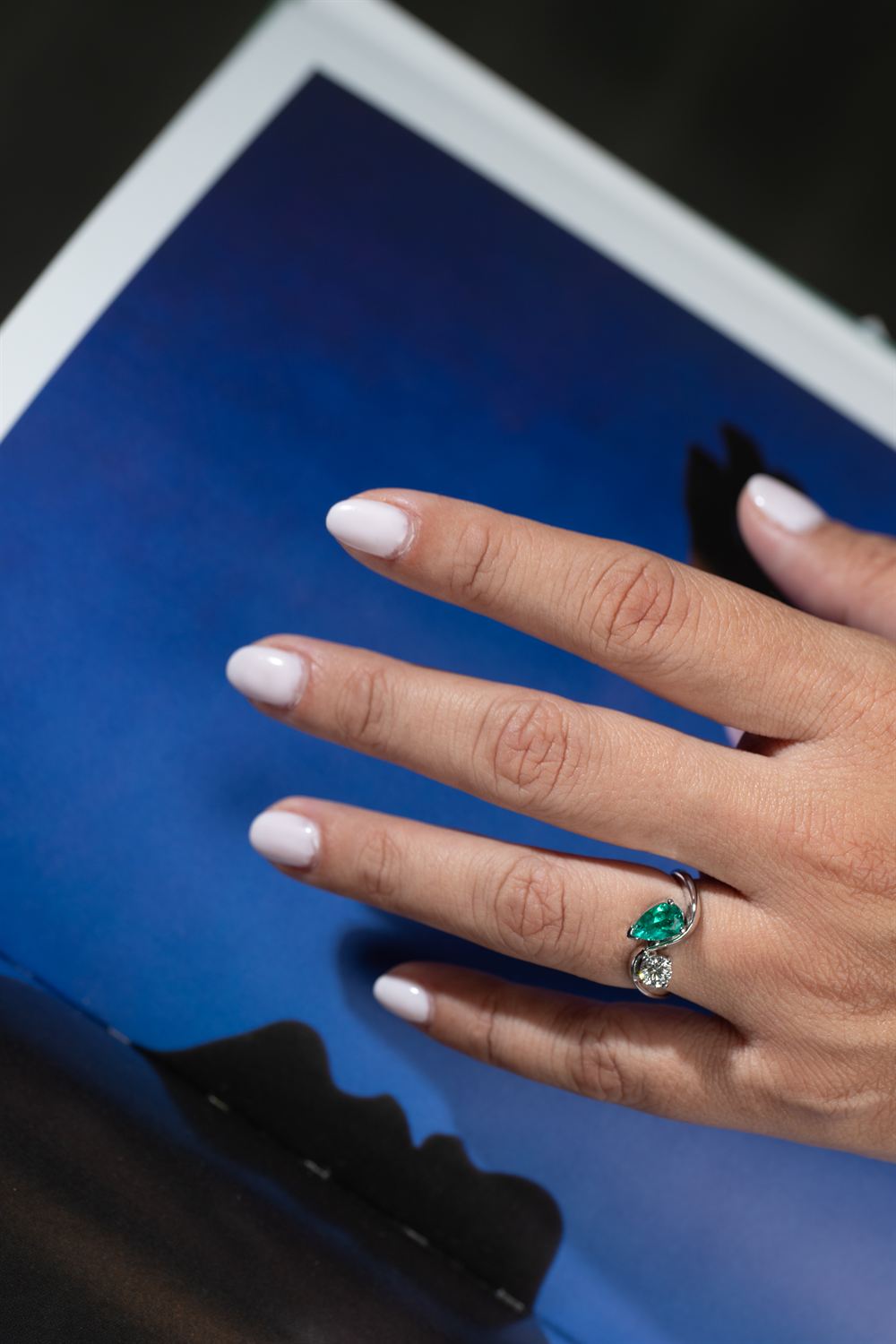 Anillo Icona con esmeralda y diamante puesto en la mano