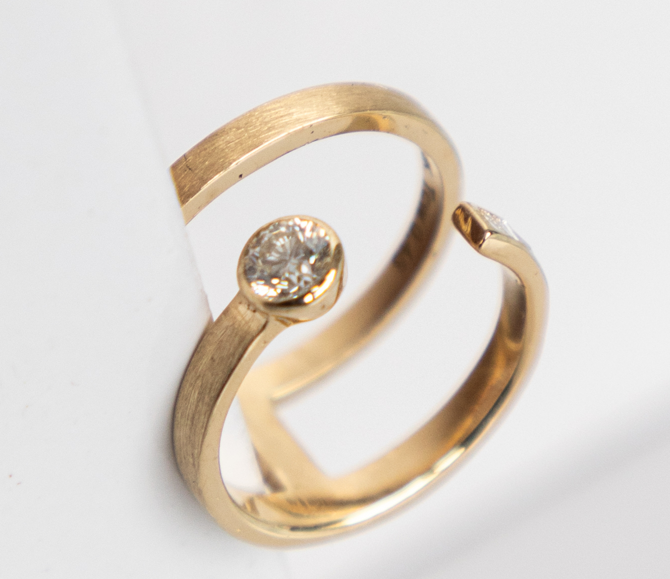 Anillo contemporáneo Icona hecho con oro reciclado