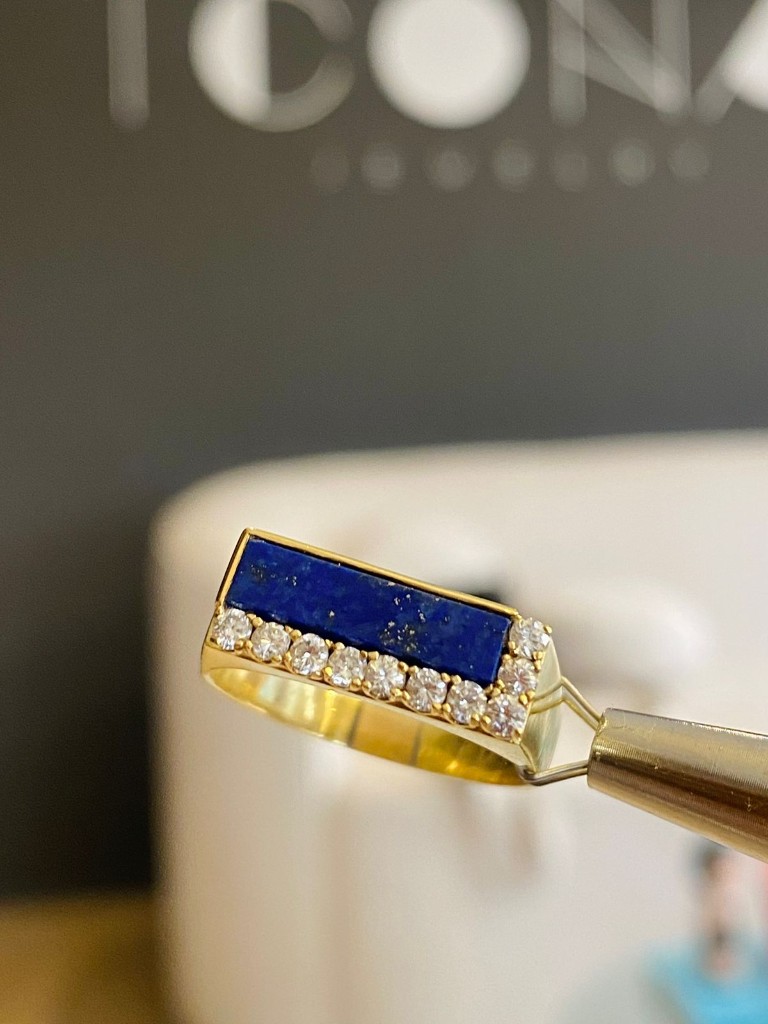 Anillo de oro con lapislázuli y diamantes antes de la transformación