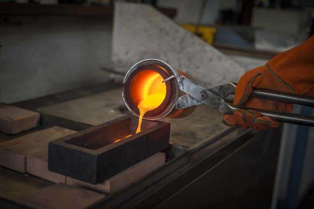 Fundición artesanal del oro reciclado en el taller de Icona