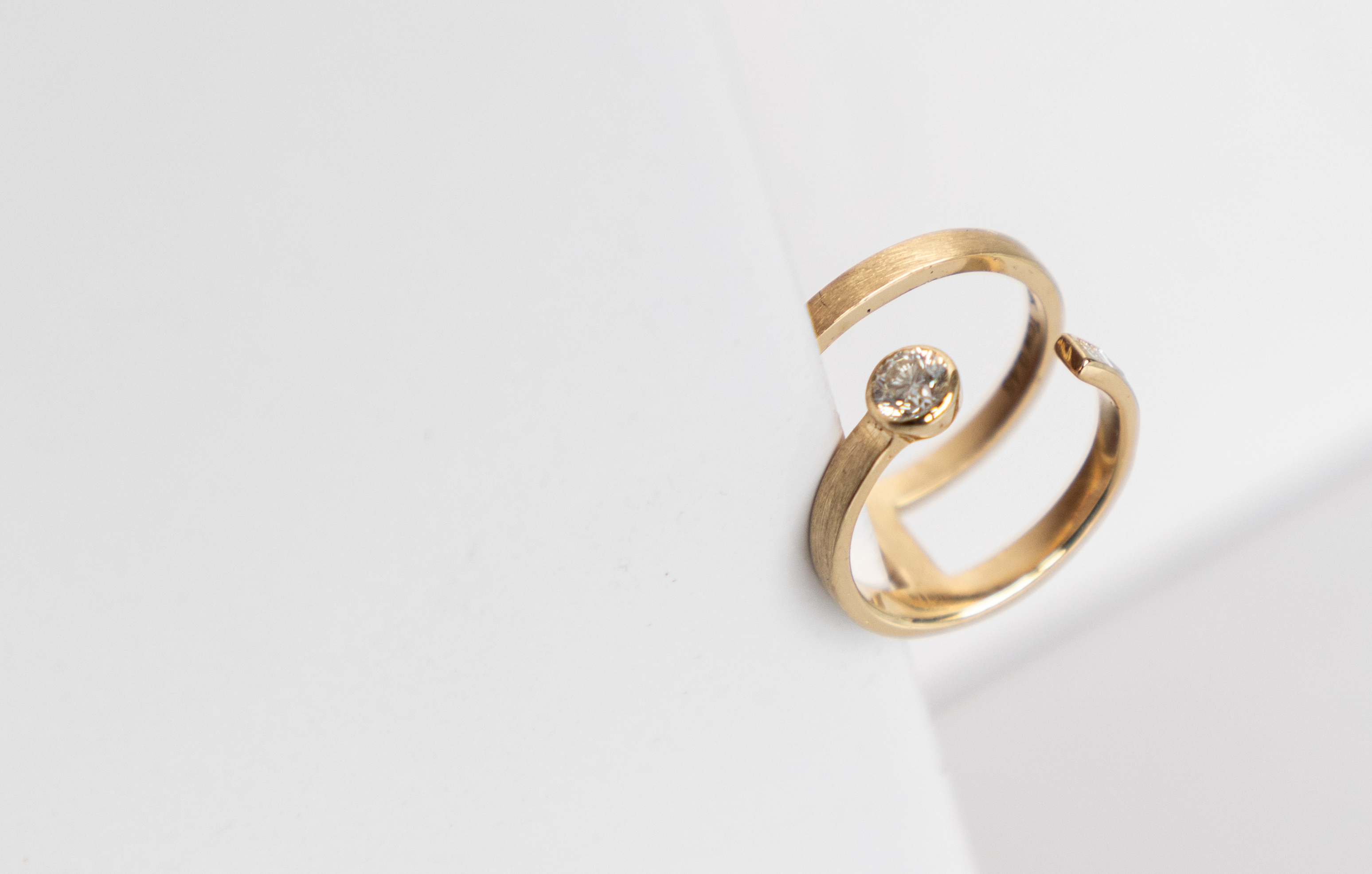 Anillo Icona en oro reciclado con diamante central