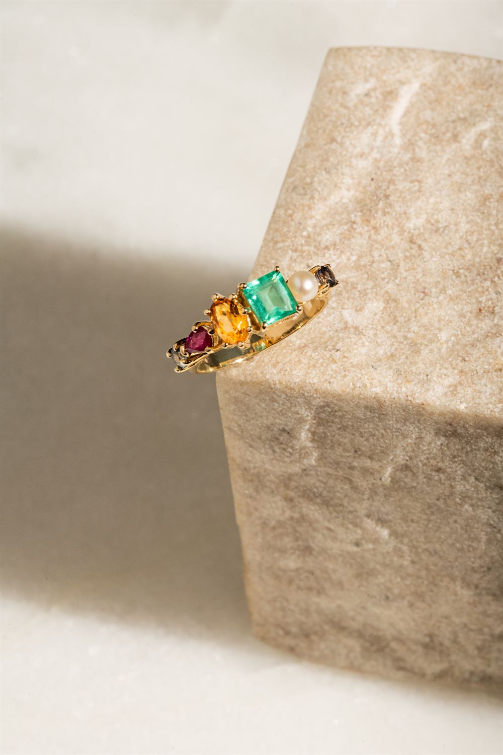Anillo Icona con esmeralda, rubí, citrino y perla