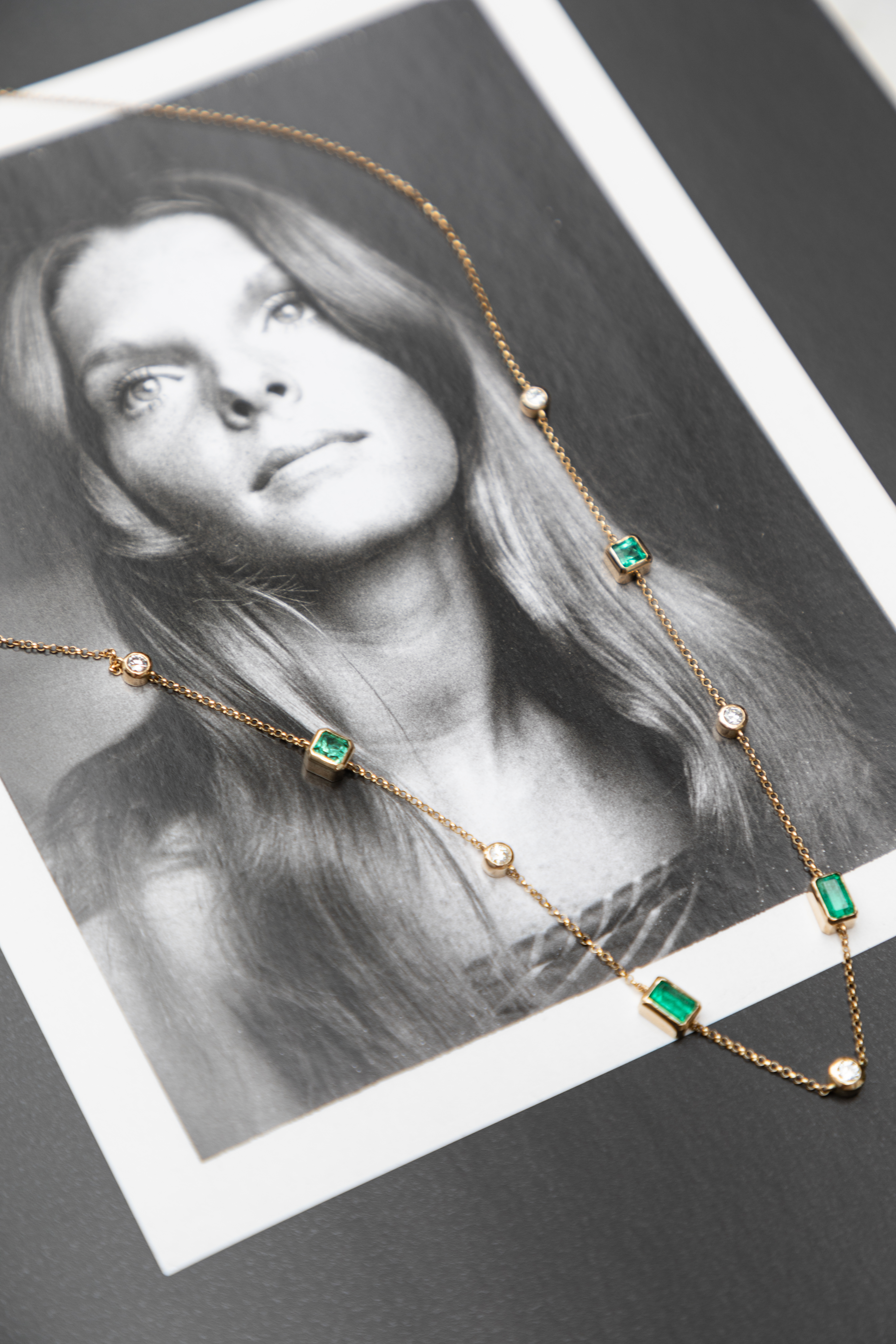 Modelo con reloj dorado