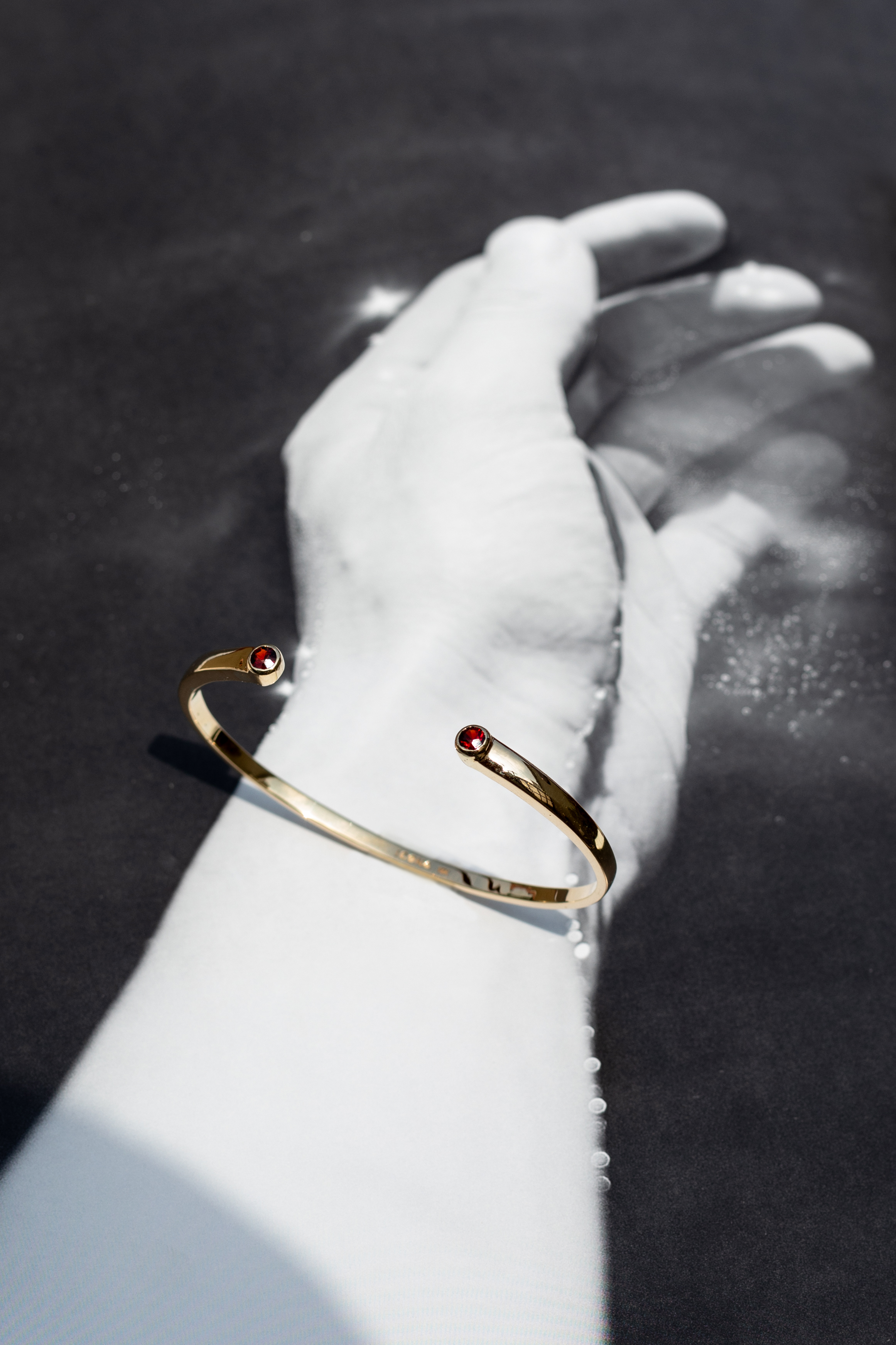 Pulsera dorada elegante