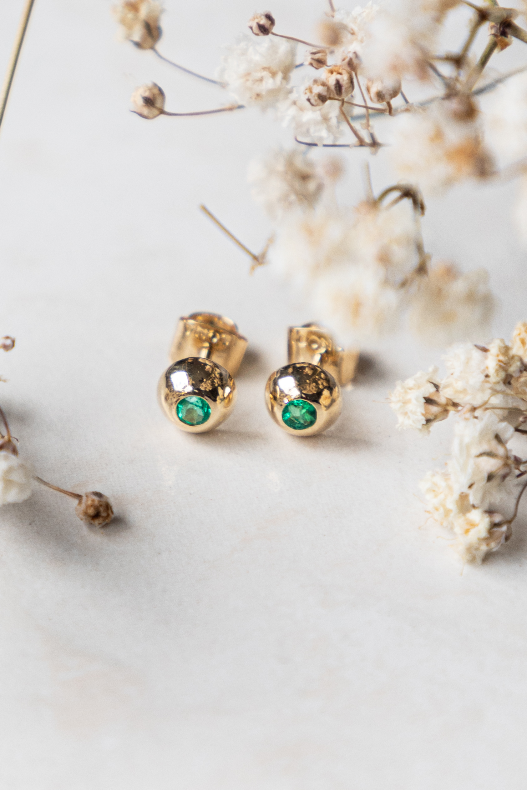 Aretes dorados pequeños