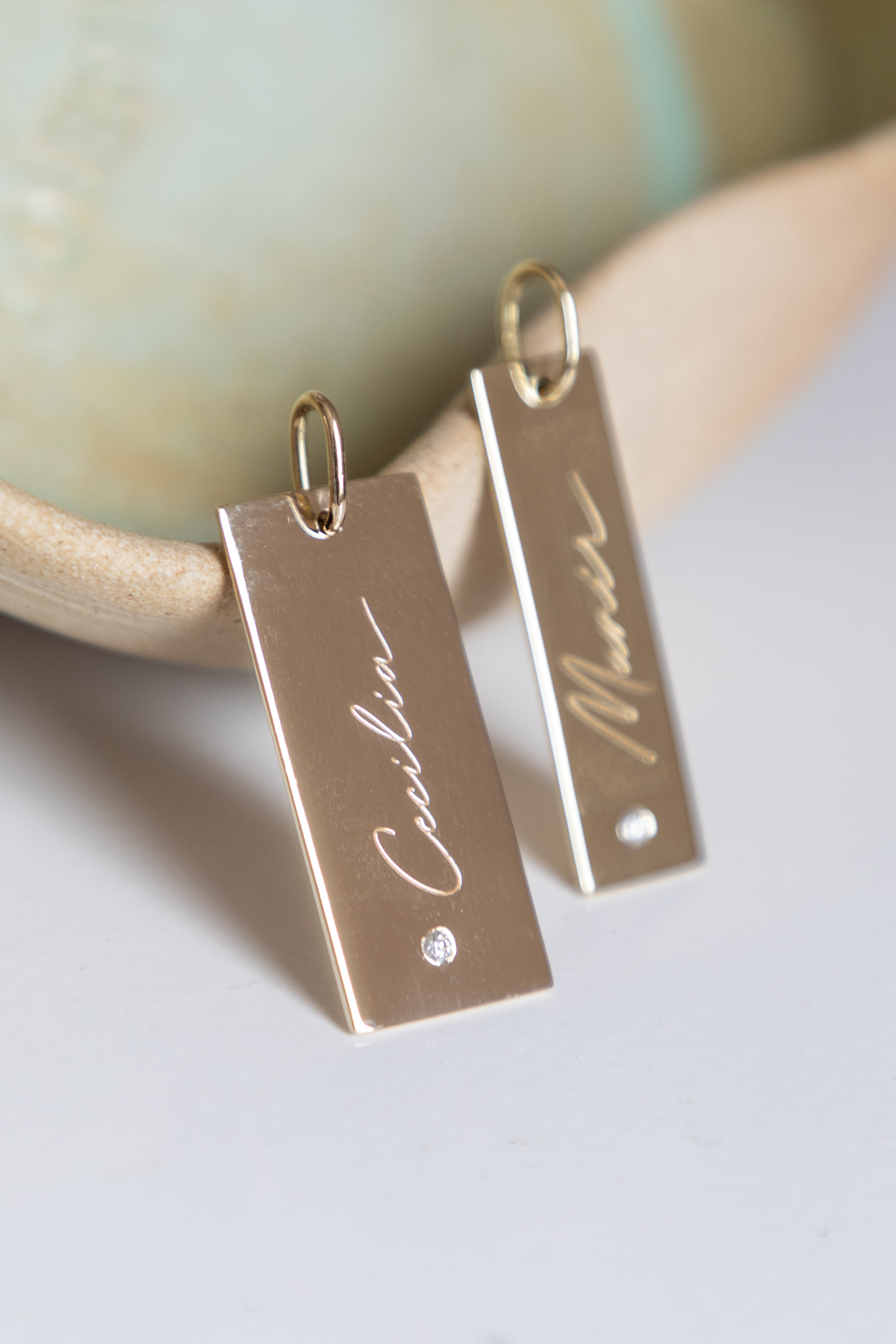 Aretes colgantes dorados