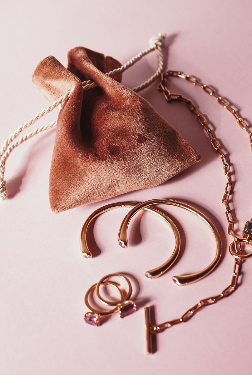 Collar dorado en cuello