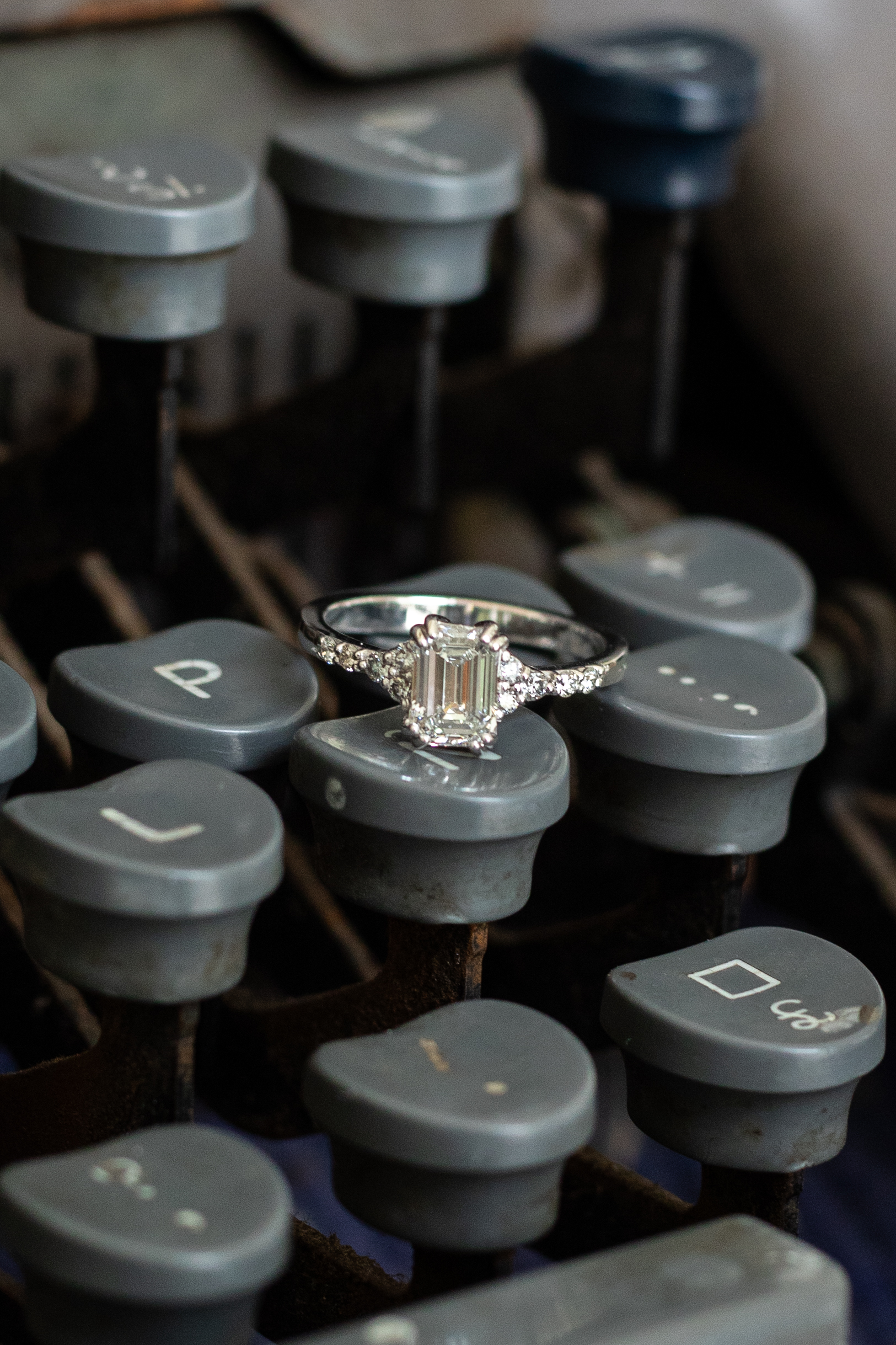 Anillo diamante sobre piedras